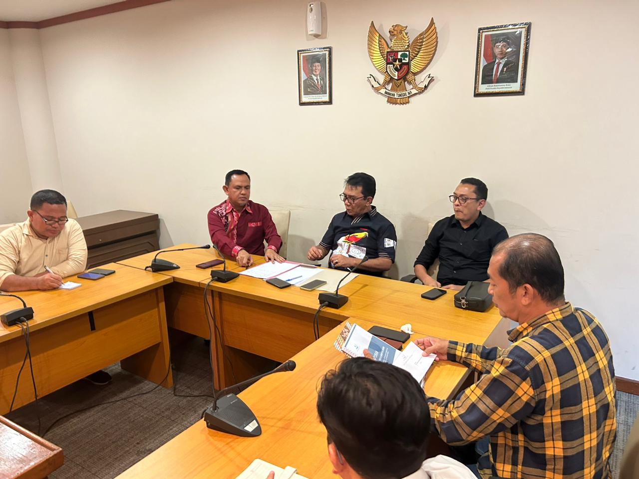 KETUA Komisi D DPRD Sumut Timbul Jaya Hamonangan Sibarani (dua kanan) didampingi Sekretaris Defri Noval Pasaribu (kanan) dan anggota Abdul Rahim Siregar memimpin pertemuan dengan Forum Sumber Daya Air (SDA) di gedung dewan, Selasa (24/12). Waspada/Partono Budy