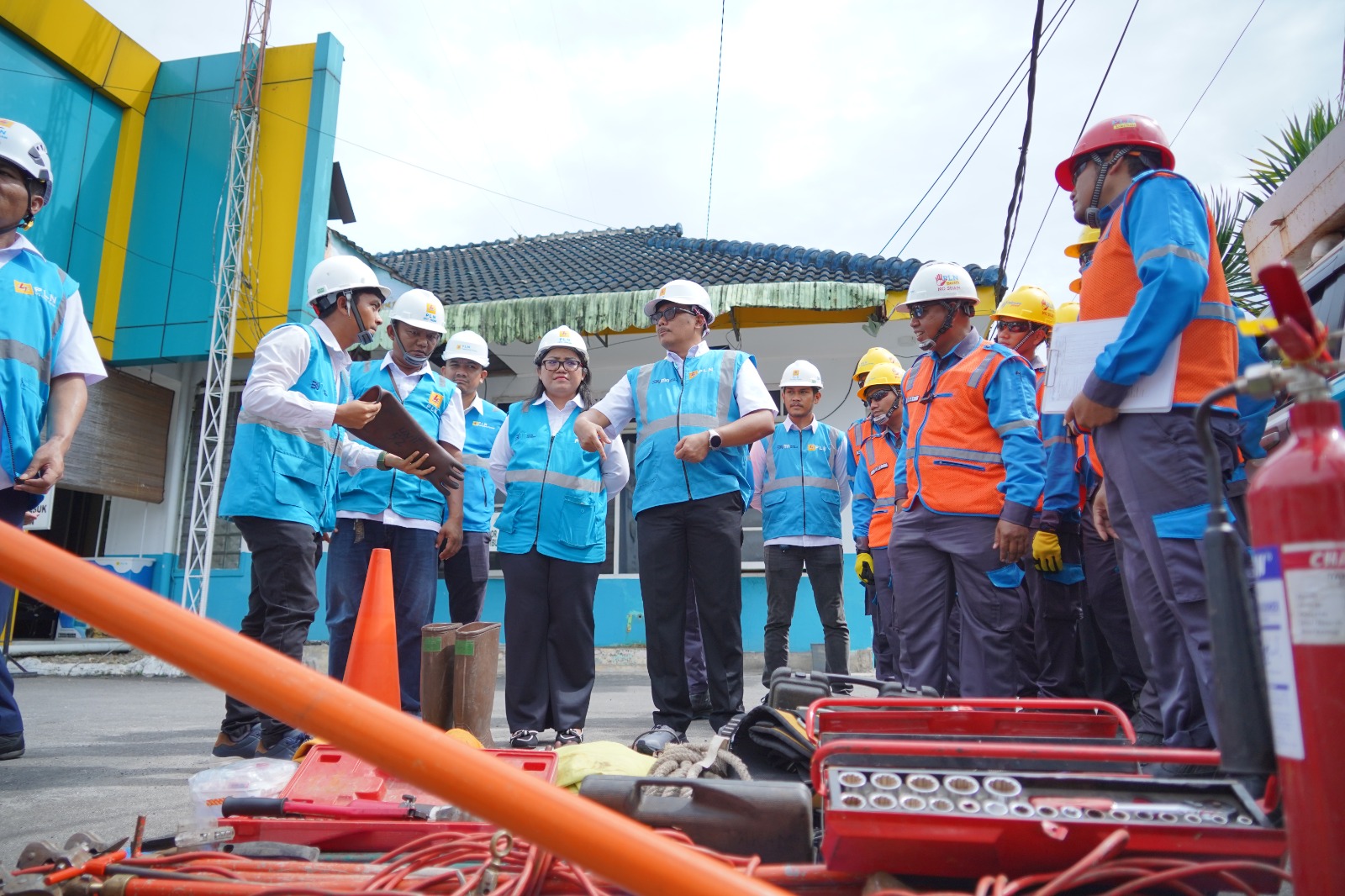 General Manager PLN UID Sumut saat melakukan pengecekan Peralatan di ULP Lubuk Pakam.