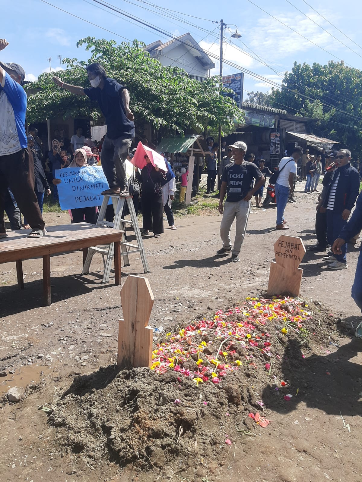 Tak Kunjung Diperbaiki, Ratusan Warga Simalungun Blokir Jalan