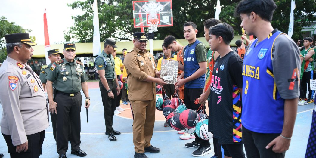 Pj Gubernur Aceh Dan Pangdam IM Serahkan Piala Basket SMA Se-Aceh