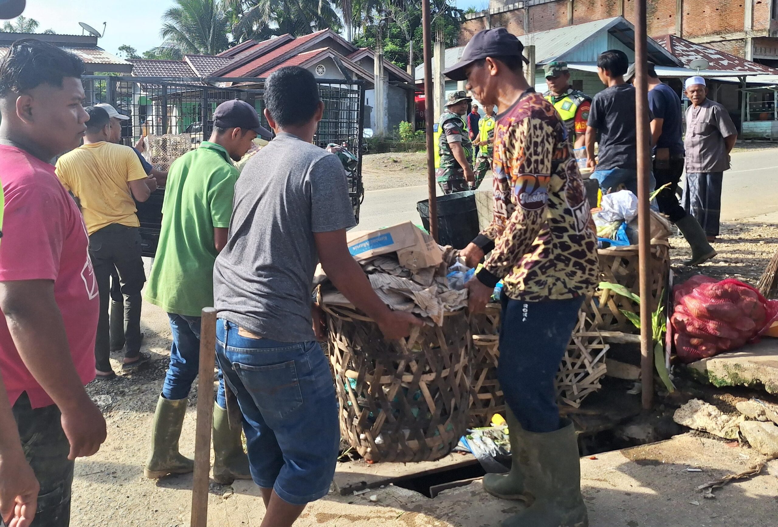 Forkopimcam Peunaron Kompak Angkat 10 Ton Sampah Diangkut Ke TPA