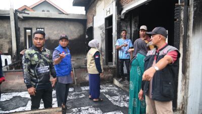 Pemkab Aceh Besar Serahkan Bantuan Untuk Korban Kebakaran Di Ulee Ue