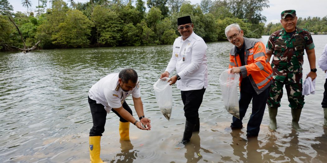 Dukung Pertambangan Berwawasan Lingkungan, Pj Gubenur Lepas Bibit Ikan Dan Tanam Pohon