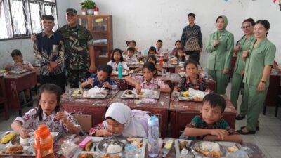 Korem 022/PT Gelar Makan Siang Bergizi Di SDN 122345 Pematangsiantar