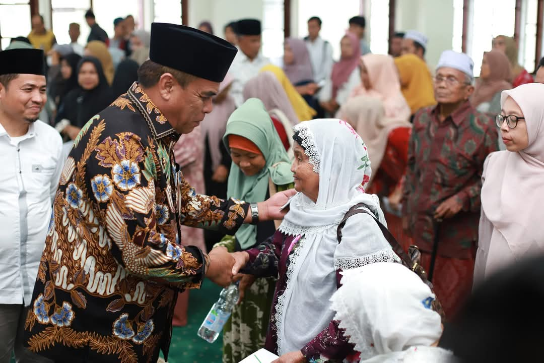 Bupati Madina Salurkan Bantuan ZIS Baznas