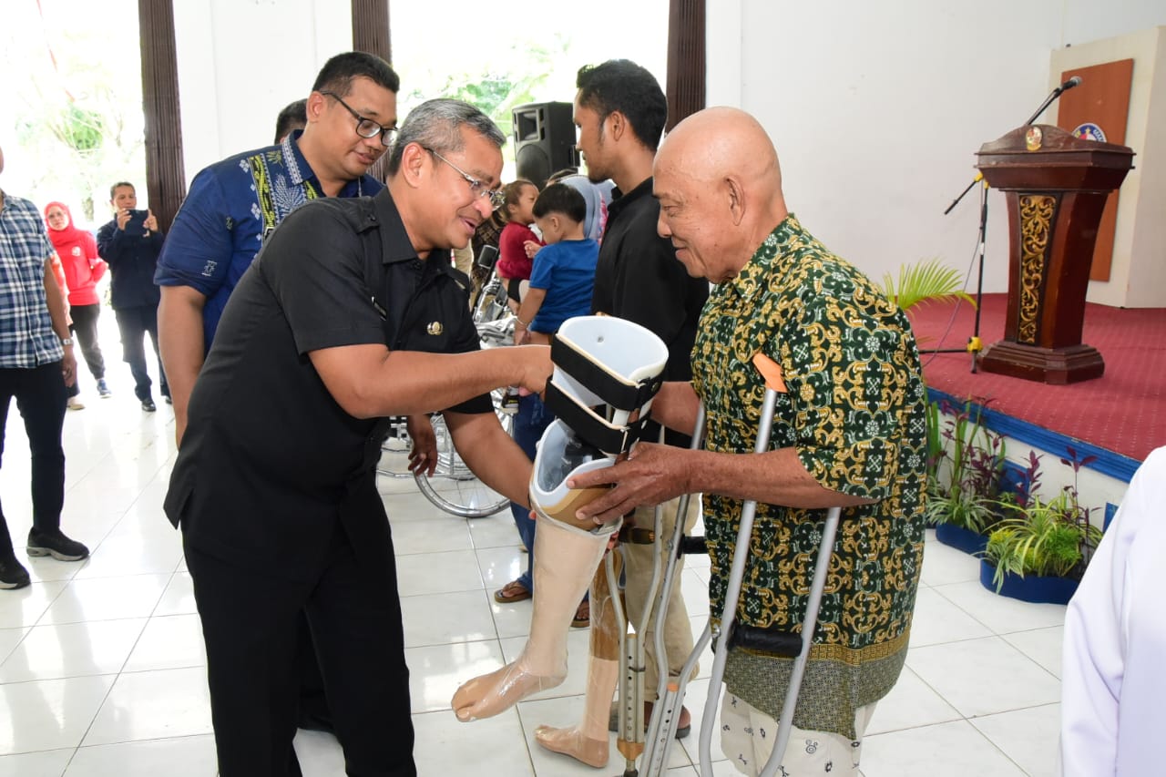 Pj.Bupati Deliserdang Serahkan Bantuan Sosial Pada HKSN