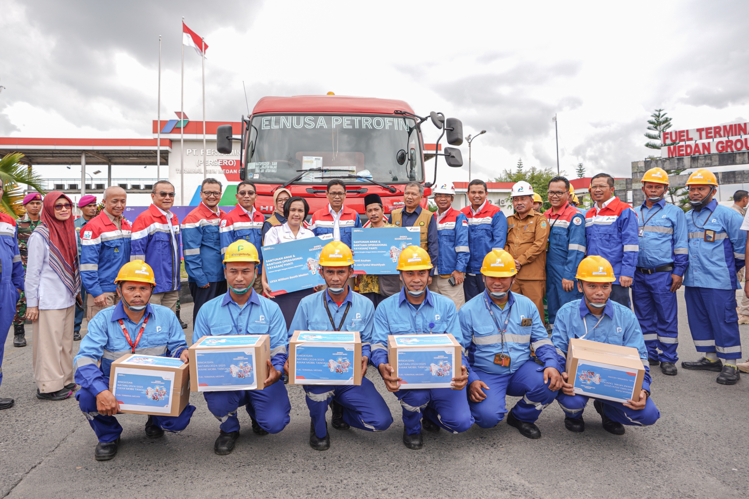 Wakil Menteri Energi Sumber Daya Mineral Republik Indonesia, Yuliot foto bersama saat melakukan kunjungan kerja untuk memantau kesiapan Satuan Tugas Natal dan Tahun Baru (Satgas Nataru) Pertamina saat berada di Fuel Terminal Medan Group, Senin, 23 Desember 2024. 