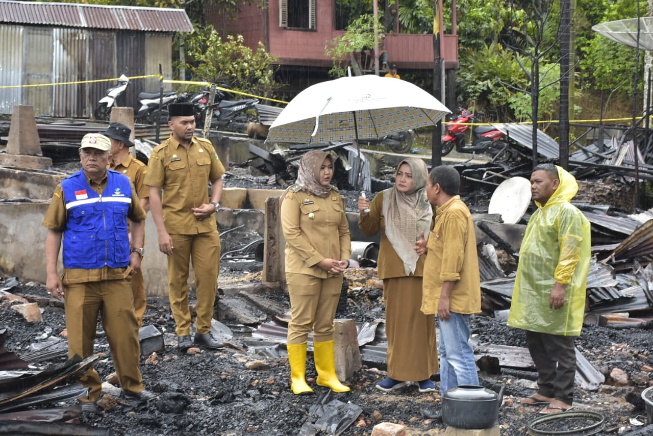 Peduli Korban Kebakaran, Wabup Atika Gercep Salurkan Bantuan