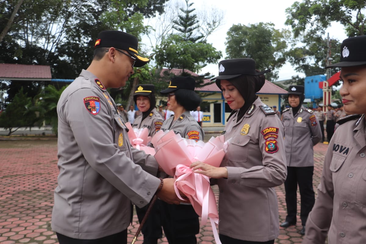 Hari Ibu, Kapolres Langkat Apresiasi Polwan Dan PHL Wanita