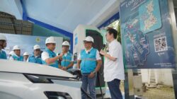 EVP Operasi Distribusi Sumatera Kalimantan, Saleh Siswanto (kiri) saat bebincang dengan Pelanggan SPKLU Fast Charging PLN UID Sumut, Yontoro (kanan) didampingi General Manager PLN UID Sumatera Utara, Agus Kuswardoyo (2 dari kanan).