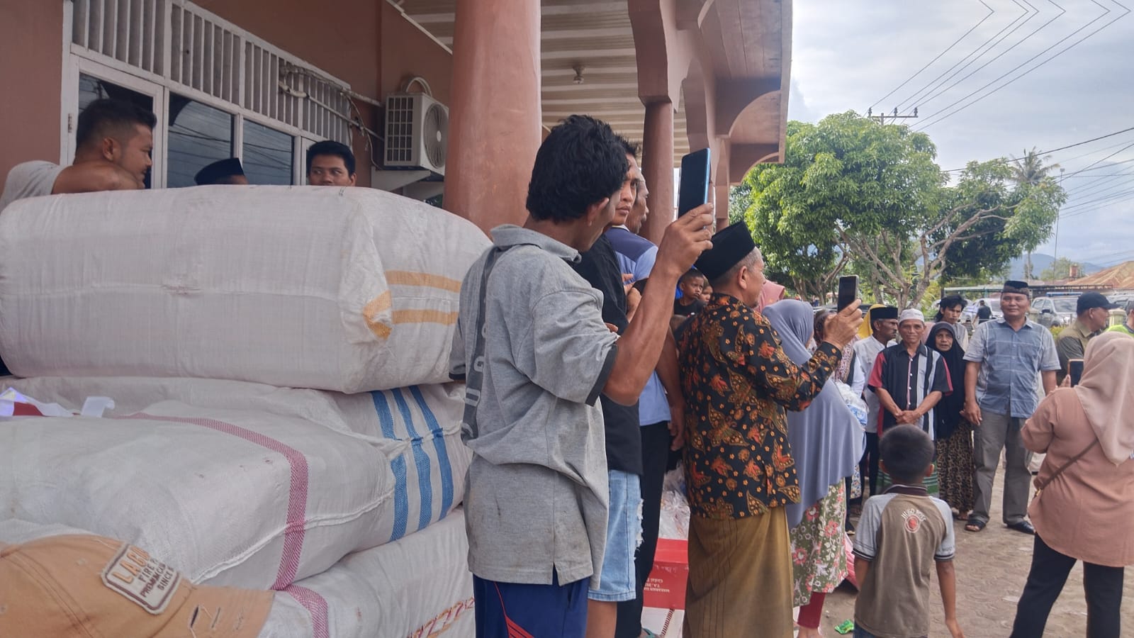 Pj Bupati Bersama Bupati Agara Terpilih Serahkan Bantuan Korban Banjir