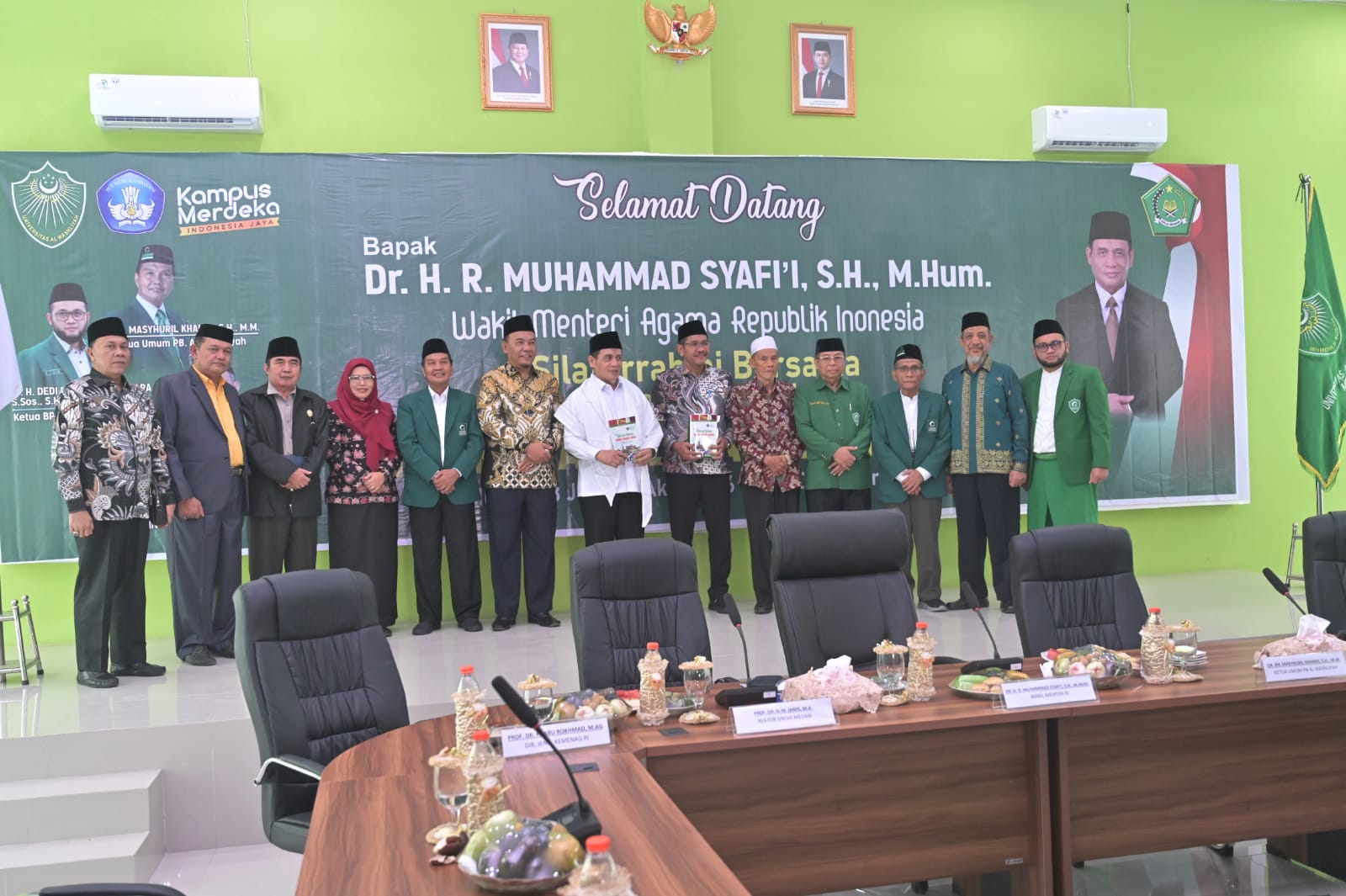 WAMENAG RI, Dr. Romo. H. Raden Muhammad Syafi’i, SH,M.Hum, foto bersama Rektor UNIVA, Prof HM Jamil, Ketua PB Al Washliyah, Dr. KH. Masyhuril Khamis, anggota DPD Dedi Iskandar Batubara, dan Rektor UINSU, Prof. Dr. Nurhayati usai menerima buku rektor UNIVA Medan. Waspada/Ist