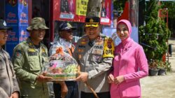 Monitor Pospam Lilin Toba, Pemkab Dan Kapolres Bagikan Parcel Natal