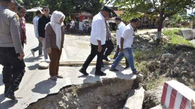 Bupati Tinjau Jembatan Nyaris Ambruk Di Desa Tambiski