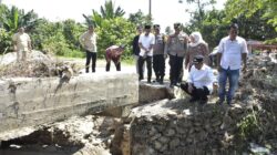 Bupati Tinjau Jembatan Nyaris Ambruk Di Desa Tambiski