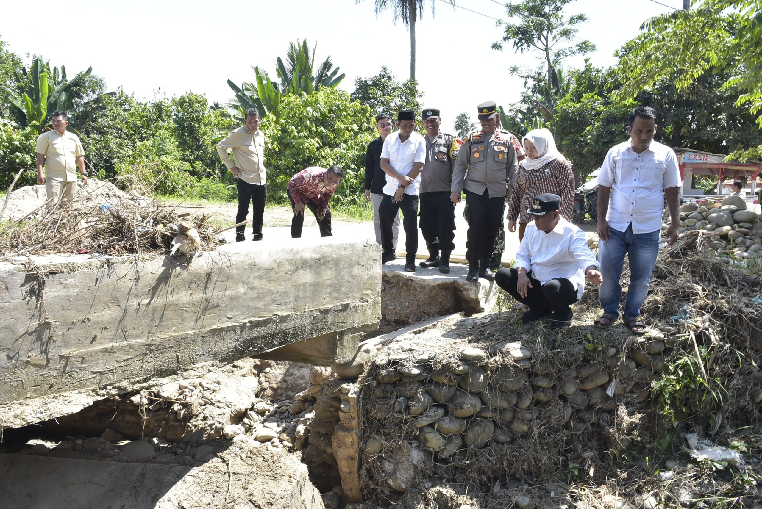 Bupati Tinjau Jembatan Nyaris Ambruk Di Desa Tambiski