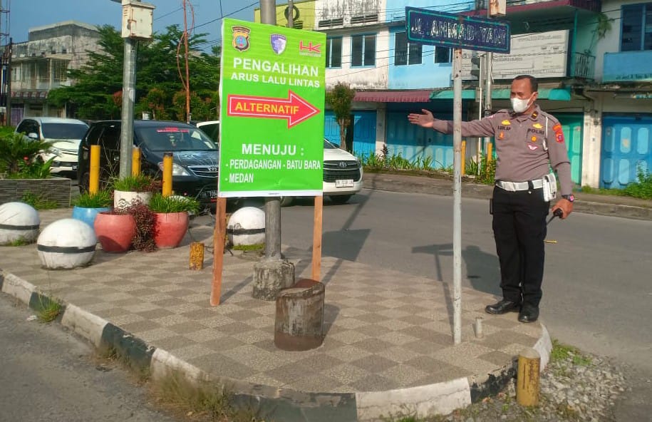 Polres Pematangsiantar Pasang Spanduk Imbauan Dan Pengalihan Arus