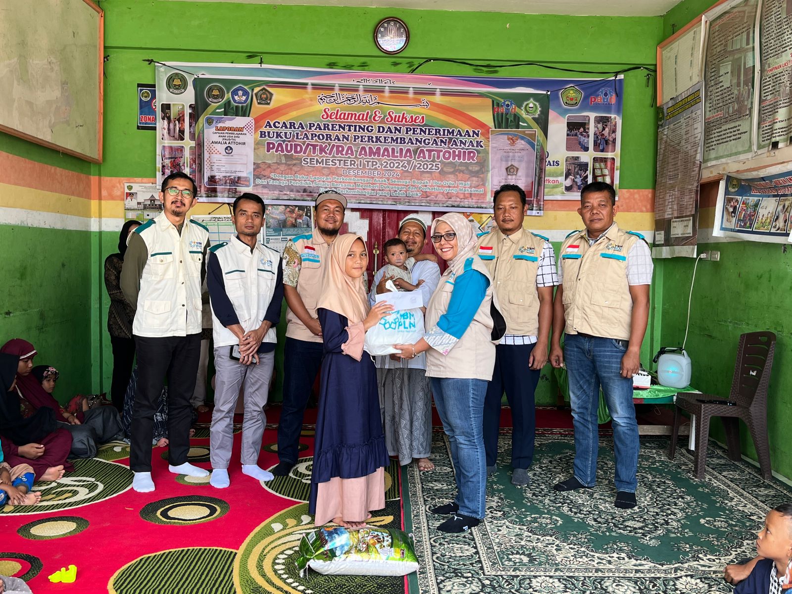 Manager PLN UP3 Padangsidimpuan, Yessi Indra (kanan) menyerahkan bantuan berupa uang tunai dan paket sembako kepada perwakilan peserta didik Panti Asuhan Anak Amalia Attohir.