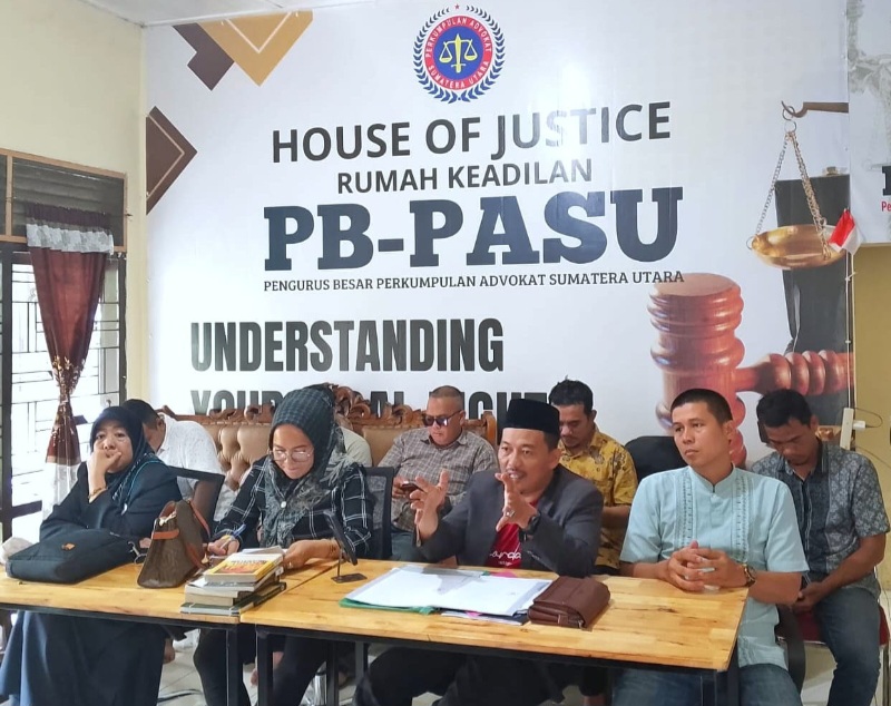 KETUA Umum PB-PASU Eka Putra Zakra SH MH (dua dari kanan) saat memberikan keterangan. Waspada/ist