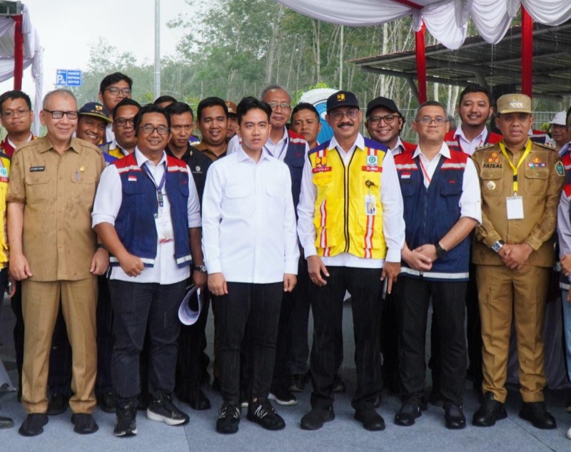 Wapres Gibran didampingi antara lain Pj Bupati Langkat Faisal Hasrimy (kanan) meninjau gerbang tol Tanjung Pura memastikan lalu lintas libur Nataru lancar. Waspada/Ist