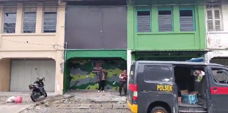 Kantor Grib Jaya di Kelurahan Belawan 1 Kecamatan Medan Belawan dilempari batu oleh sekelompok oknum diduga dari OKP tertentu, Selasa (24/12). Waspada/Ist