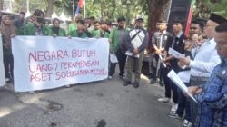 Anggota DPRD Sumut Aripay Tambunan menerima aksi demo dari Aliansi Badan Eksekutif Mahasiswa (BEM) Nusantara Kordinator Sumatera Utara, menggelar aksi unjukarasa di depan gedung DPRD Sumut, Jumat (27/12). Waspada/Partono Budy