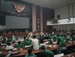 Mahasiswa “Kuasai” Gedung DPRD Sumut