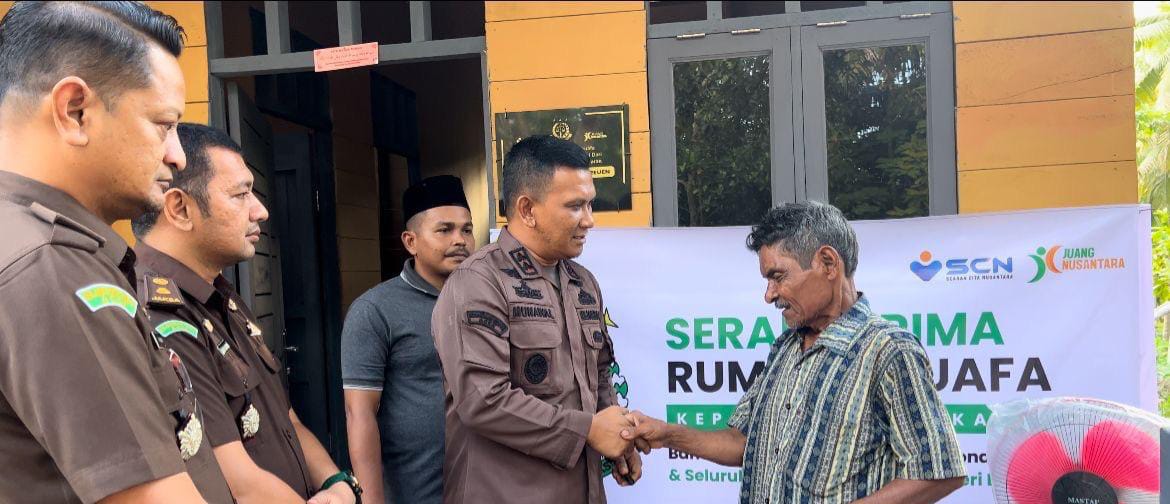 Kakek Zakaria Senyum Sumringah Terima Rumah Bantuan Kajari Bireuen