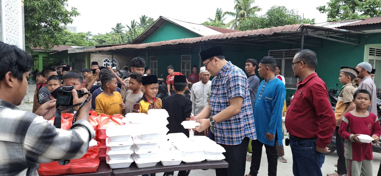 Asri Ludin Tambunan Shalat Jumat Di Masjid Bersejarah; Masjid Jami' Beringin