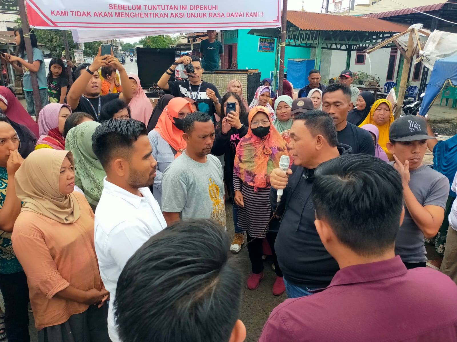 Warga Buka Blokir Jalan Limau Mungkur