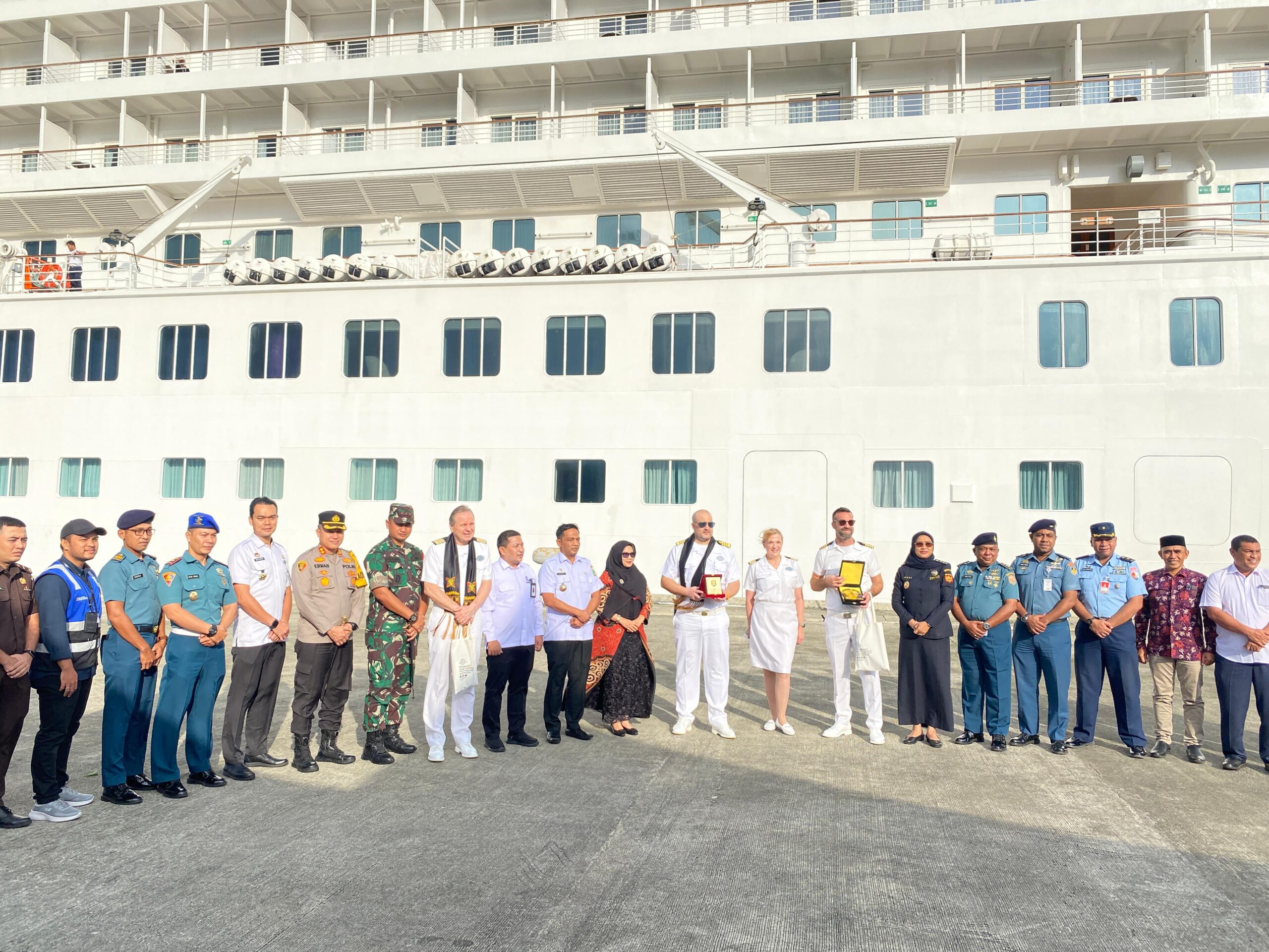 Kapal Pesiar MS. Crystal Symphony Singgah Di Sabang