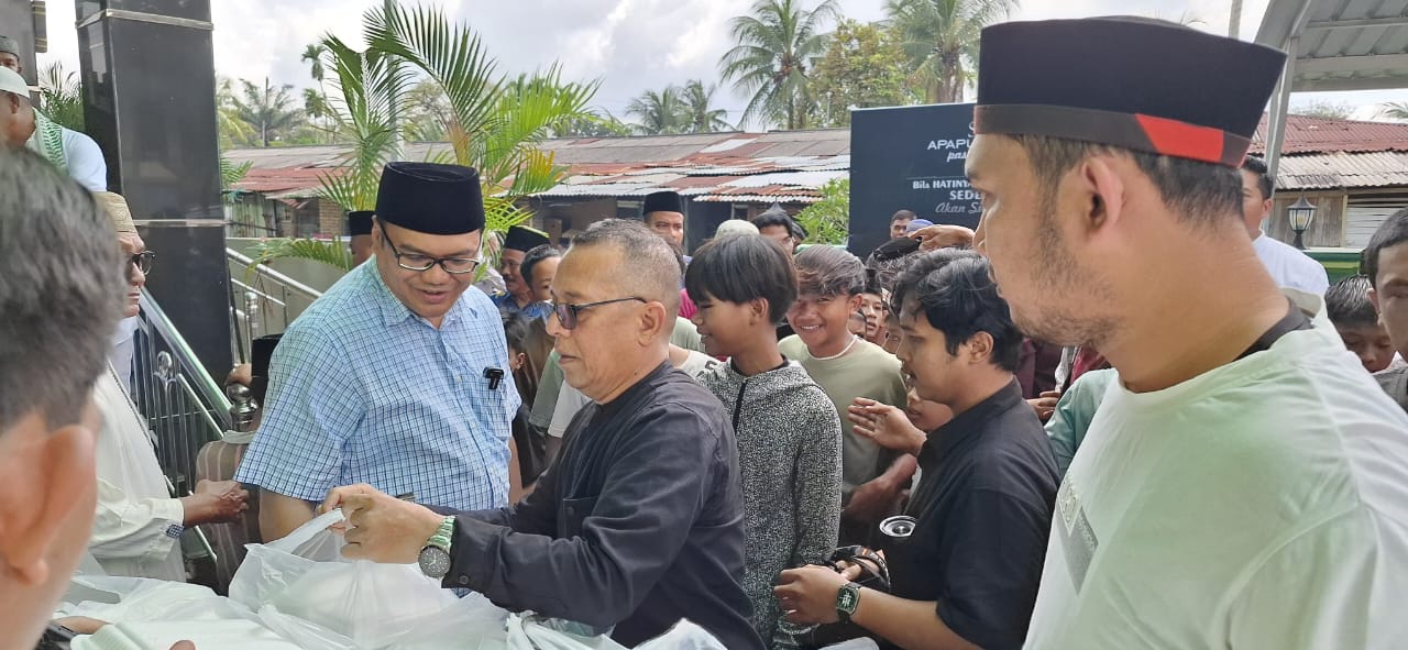 Asri Ludin Tambunan Berbagi Nasi Barokah Jumat di Masjid Nurul Qomar Seantis