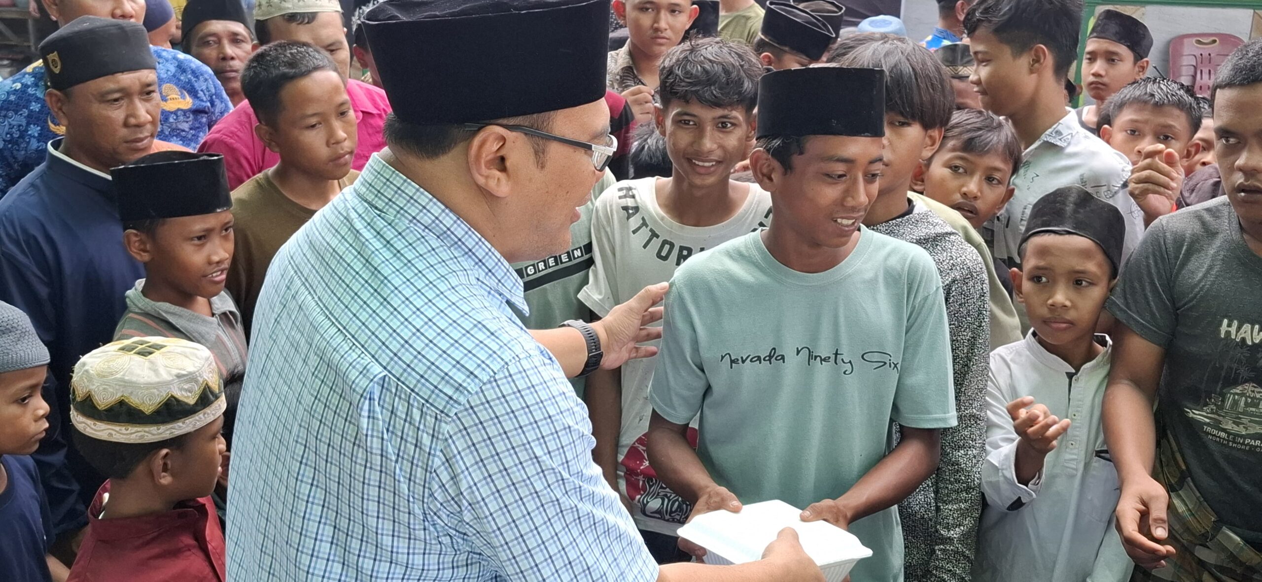 Asri Ludin Tambunan Berbagi Nasi Barokah Jumat di Masjid Nurul Qomar Seantis