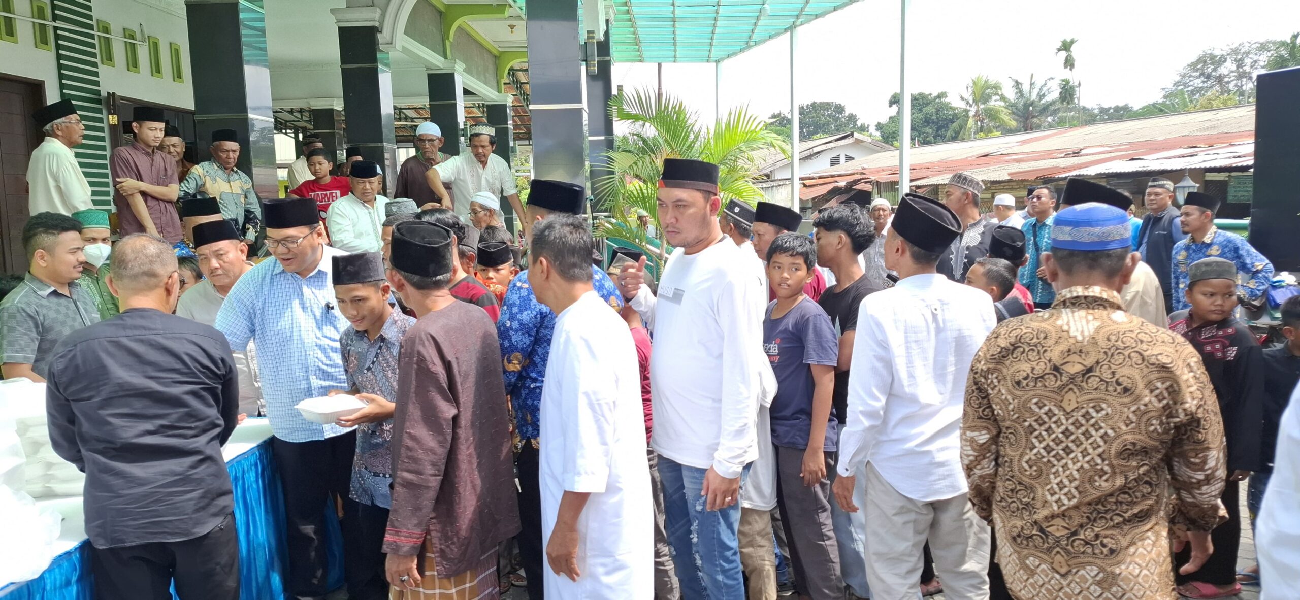 Asri Ludin Tambunan Berbagi Nasi Barokah Jumat di Masjid Nurul Qomar Seantis