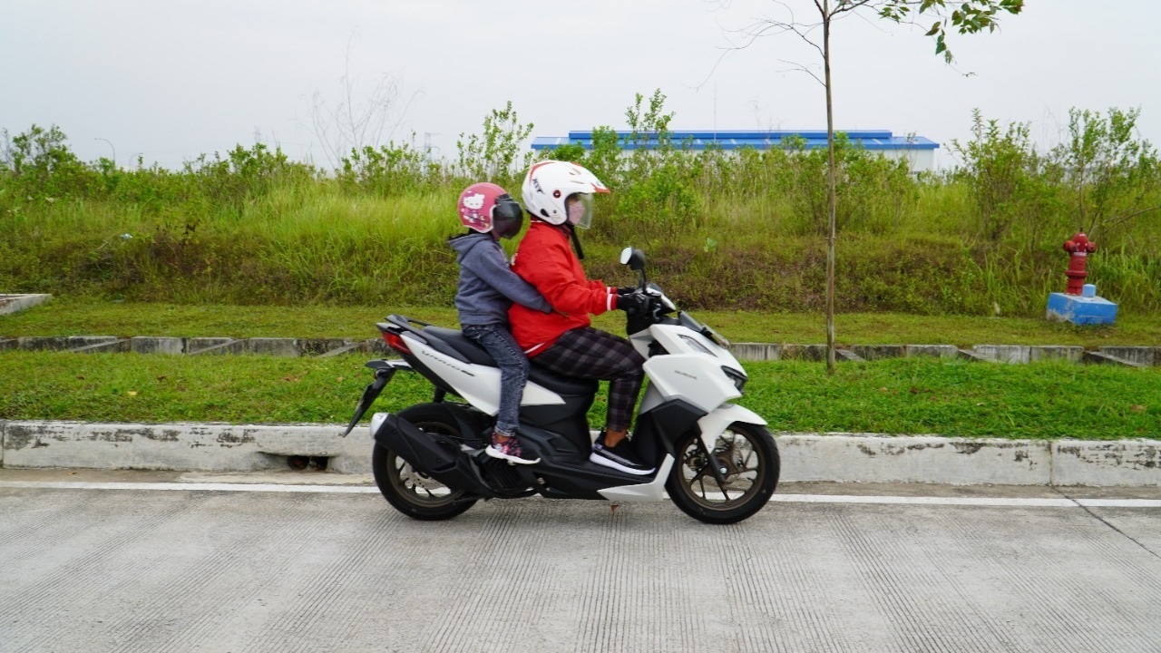 Cara Aman Bonceng Anak Naik Motor