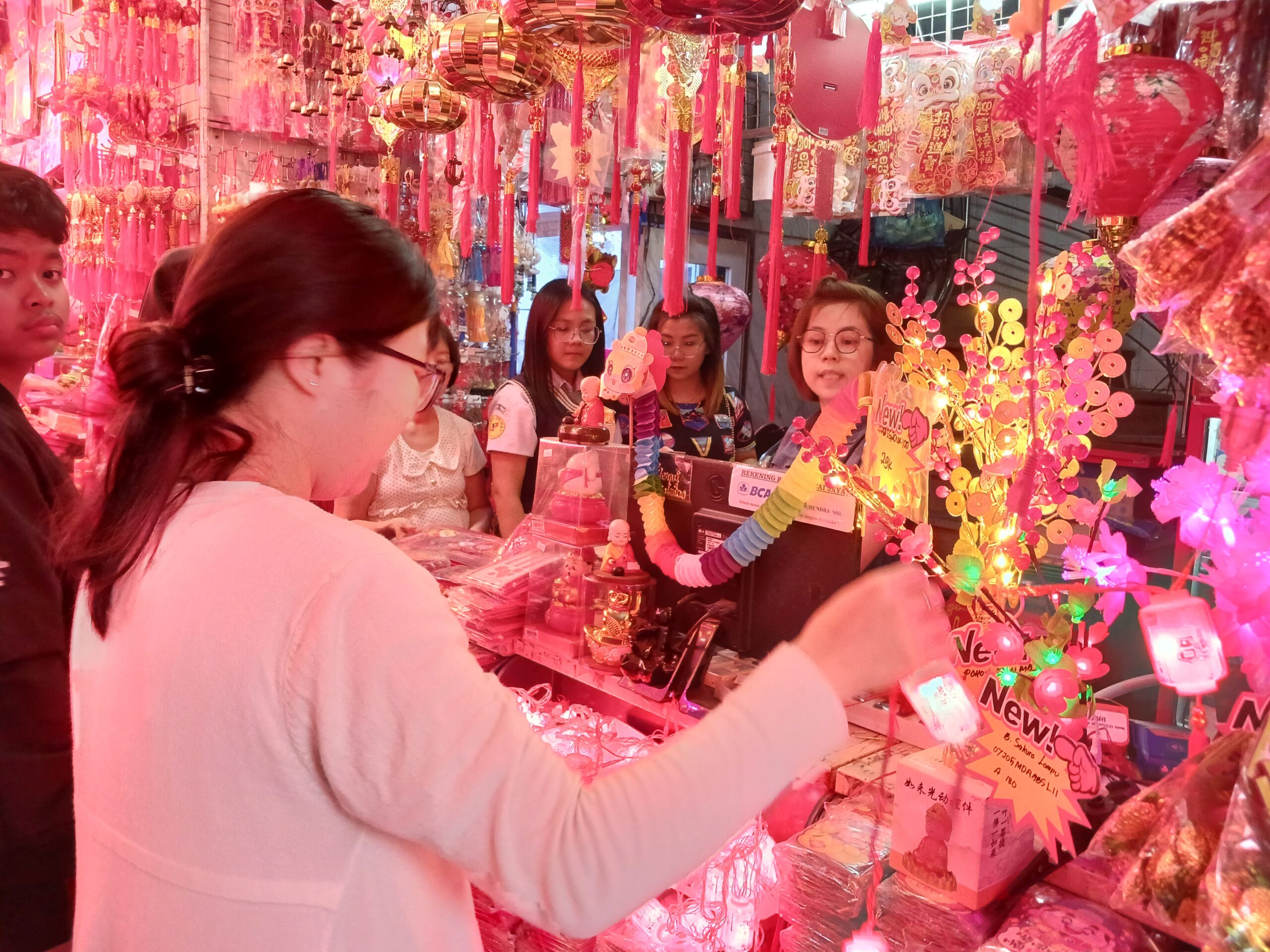 Jelang Tahun Baru Imlek, Hiasan Ornamen Ular Paling Banyak Diburu