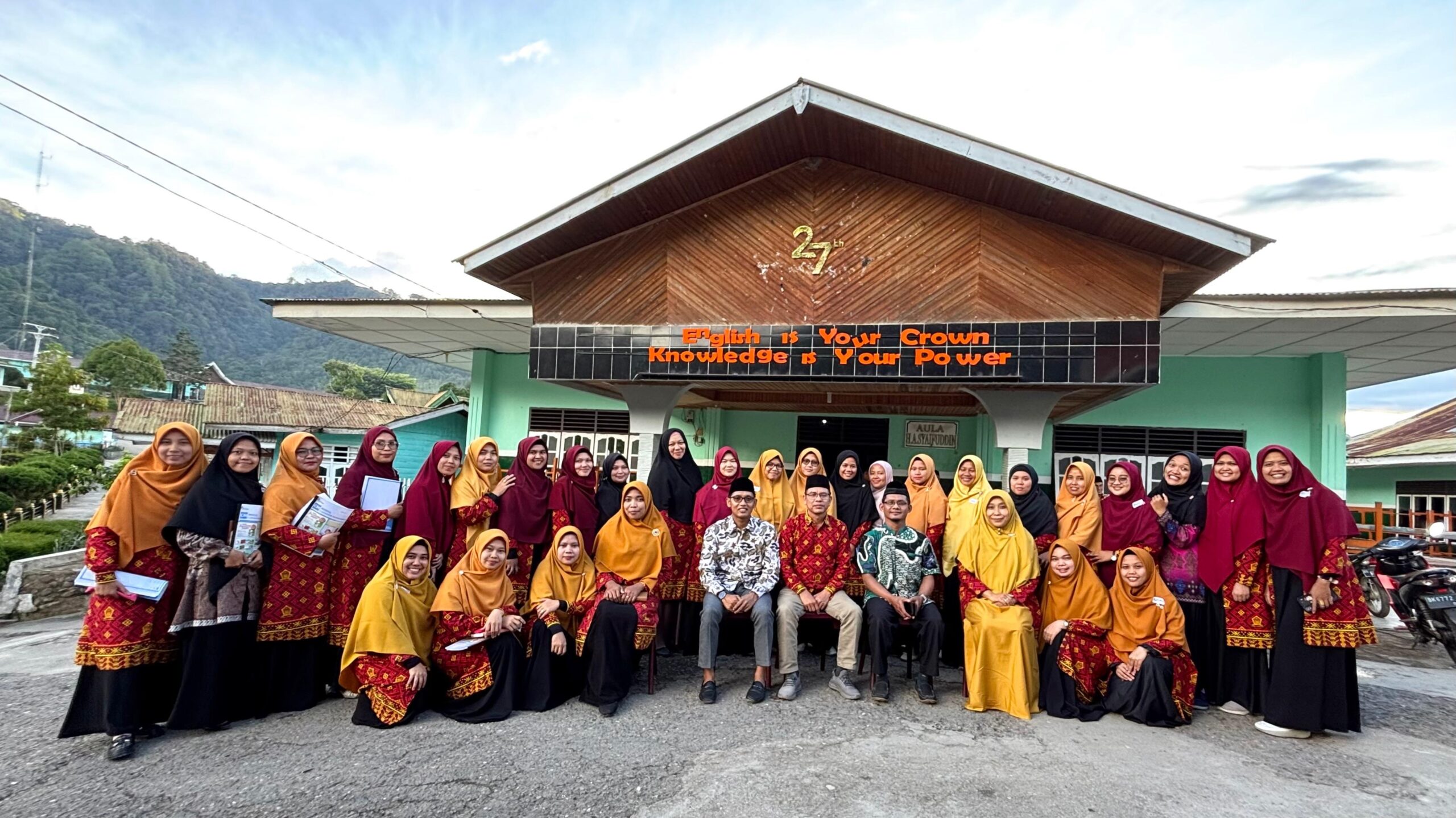 Trainer Griya Parenting Indonesia foto bersama para guru Pesantren Sains Darul Mursyid. Waspada/Ist