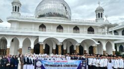 Siswa SMA Unggulan Al Azhar Medan saat melaksanakan kegiatan Malam Ibadah di Masjid Raya Pematang Siantar/Waspada/Ist