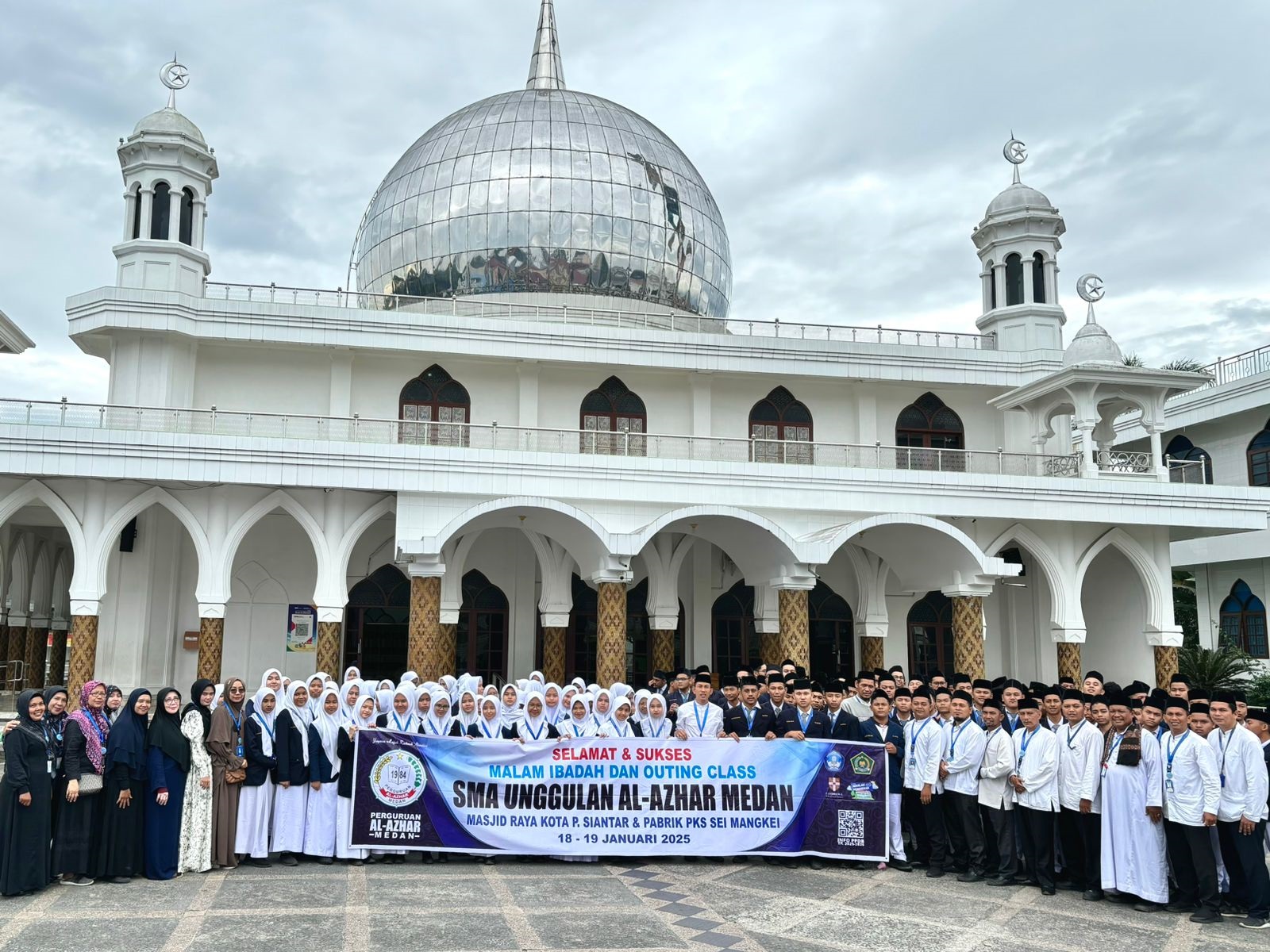 Siswa SMA Unggulan Al Azhar Medan saat melaksanakan kegiatan Malam Ibadah di Masjid Raya Pematang Siantar/Waspada/Ist