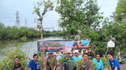 PENGURUS Rukun HNSI Kelurahan Belawan Sicanang kolaborasi FKGMP dan LAAB foto bersama usai menanam ratusan batang Pohon Mangrove menyemarakkan Hari Gerakan Satu Juta Pohon di Lingkungan 19 sepankang paluh Jembatan Titi 2 Sicanang, Kecamatan Medan Belawan, Sabtu (11/1). Waspada/Andi Aria Tirtayasa