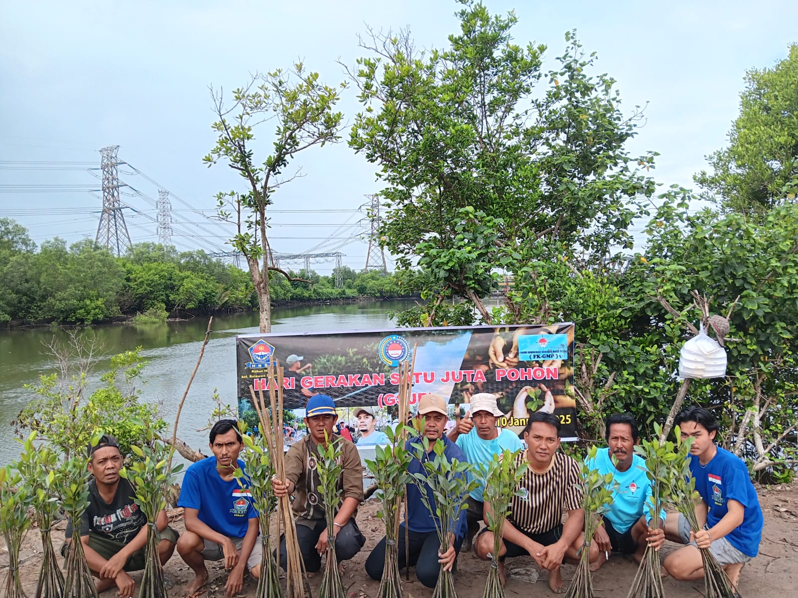 PENGURUS Rukun HNSI Kelurahan Belawan Sicanang kolaborasi FKGMP dan LAAB foto bersama usai menanam ratusan batang Pohon Mangrove menyemarakkan Hari Gerakan Satu Juta Pohon di Lingkungan 19 sepankang paluh Jembatan Titi 2 Sicanang, Kecamatan Medan Belawan, Sabtu (11/1). Waspada/Andi Aria Tirtayasa