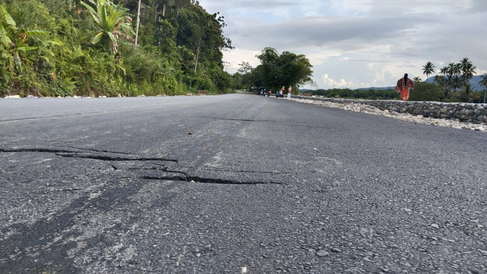 Pembangunan Jalan Nasional Agara Diduga Asal Jadi