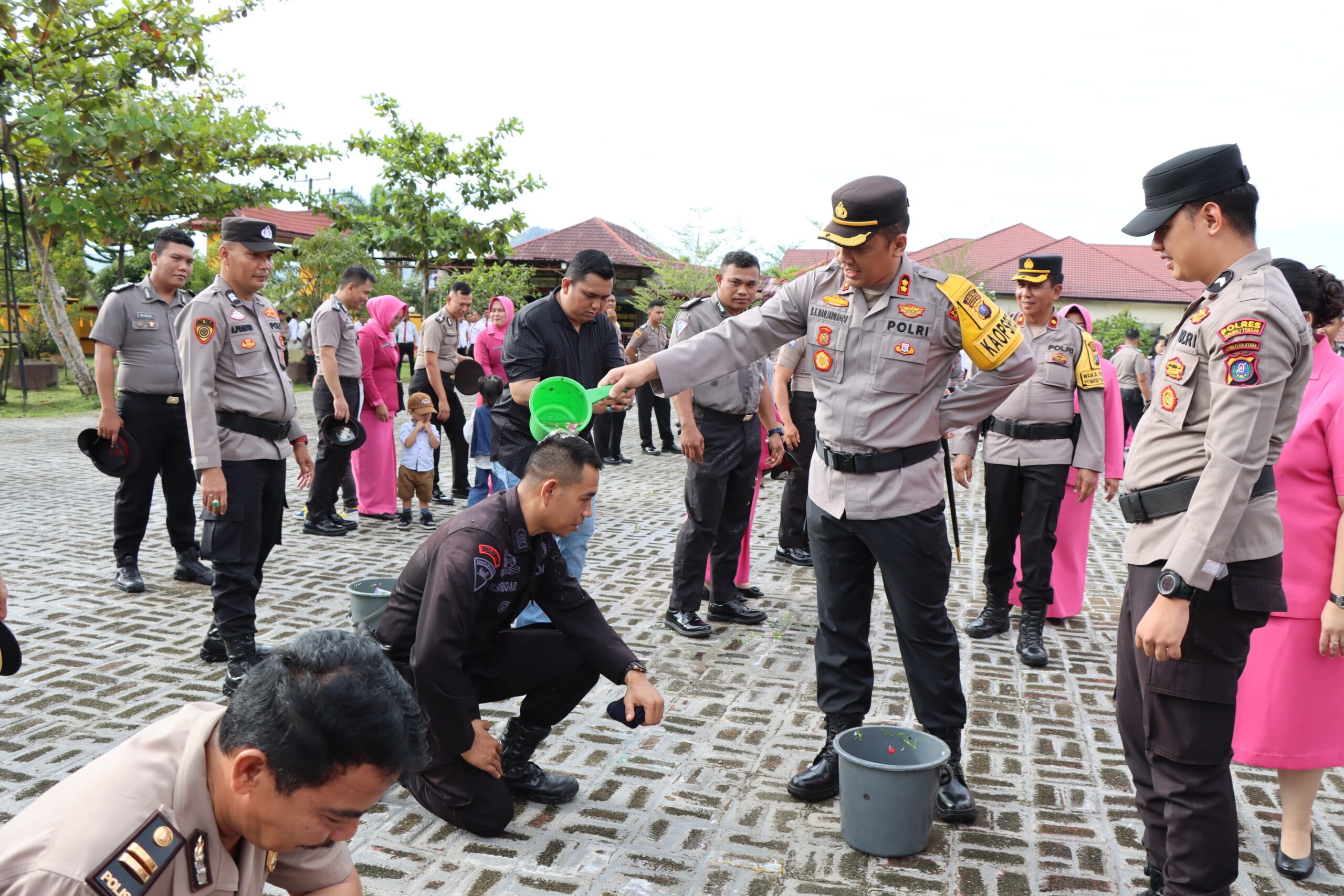 Kapolres Tapteng Pimpin Upacara Kenaikan Pangkat 29 Personel