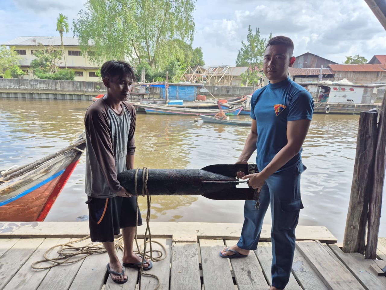 Pencari Besi Bekas Di Tanjungbalai Temukan Bom Tua