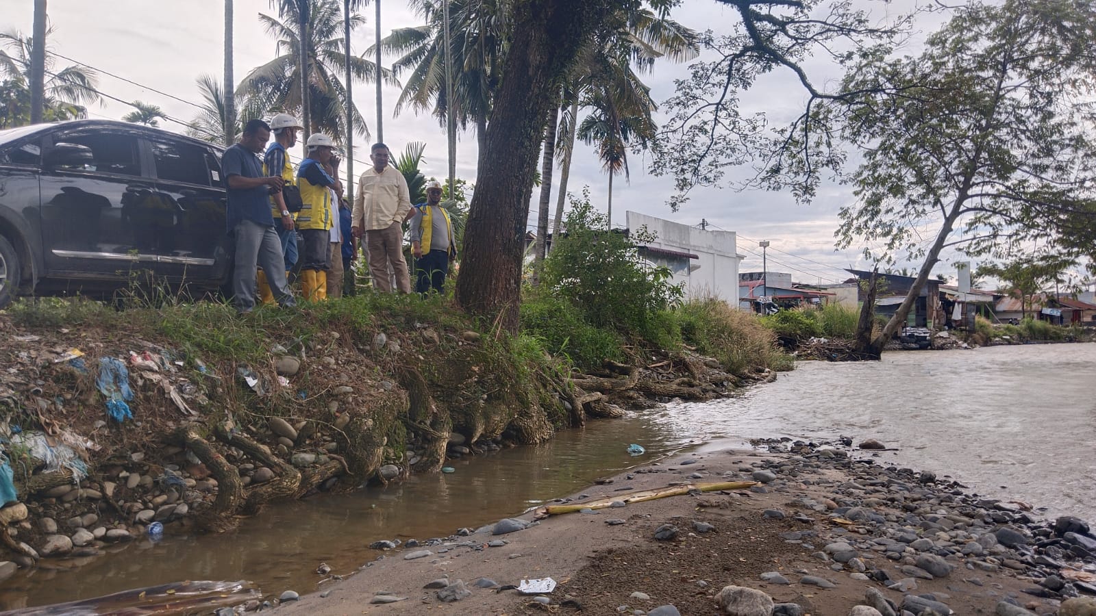 Bupati Terpilih Tinjau Lokasi Tebing Yang Dihantam Banjir