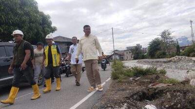 Bupati Terpilih Tinjau Lokasi Tebing Yang Dihantam Banjir