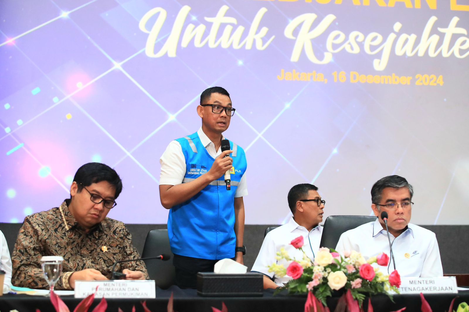 Direktur Utama PLN, Darmawan Prasodjo (kedua dari kiri) saat memaparkan terkait diskon tarif listrik 50% untuk rumah tangga dengan daya listrik 2.200 VA ke bawah pada periode Januari hingga Februari 2025.