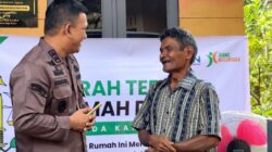 Kakek Zakaria Senyum Sumringah Terima Rumah Bantuan Kajari Bireuen