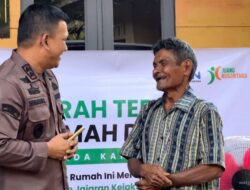 Kakek Zakaria Senyum Sumringah Terima Rumah Bantuan Kajari Bireuen