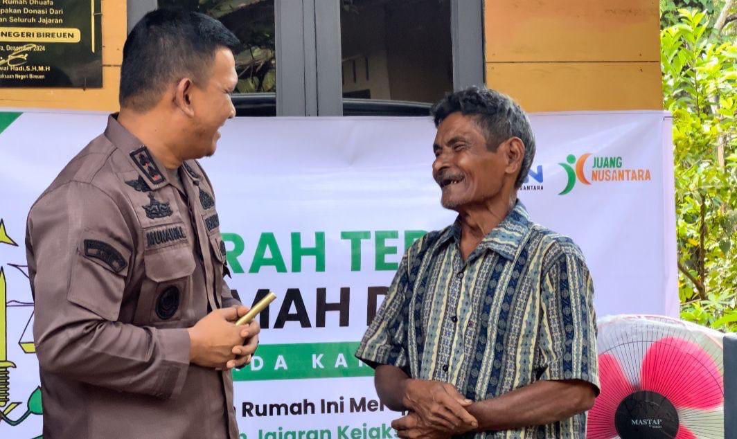 Kakek Zakaria Senyum Sumringah Terima Rumah Bantuan Kajari Bireuen